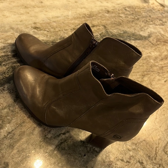 Comfortable Born Boots - Picture 1 of 7